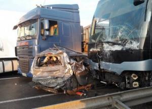 На Одесской трассе столкнулись 10 автомобилей и автобус, есть пострадавшие (фото)