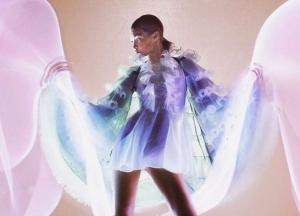 Пурпурный дождь: Джиджи Хадид в роскошном платье от Valentino покорила Париж (фото)