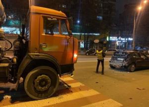 В Киеве пьяный водитель бетономешалки устроил ДТП, есть пострадавший (фото)