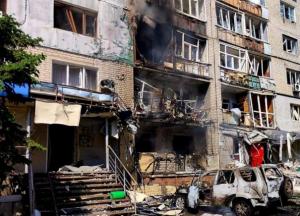 У Павлограді російський дрон протаранив 9-поверхівку, є постраждалі та перша жертва атаки: відео прильоту