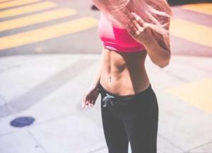 Названы три напитка, которые помогут сделать живот более плоским