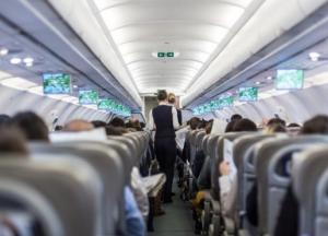 В Испании девушку сняли с рейса из-за глубокого декольте (фото)