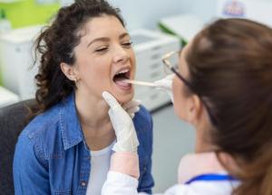 Фарингіт у дорослих: як розпізнати симптоми та відрізнити від ангіни