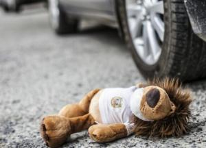 Поліцейські знесли жінку з дитиною на переході: дитина померла на руках у матері (фото)