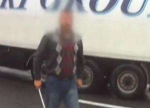 В Черниговской области водитель фуры бросался с ломом на полицейских (видео)