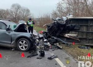 Во Львовской области внедорожник Audi "на встречке" столкнулся с микроавтобусом - трое погибших