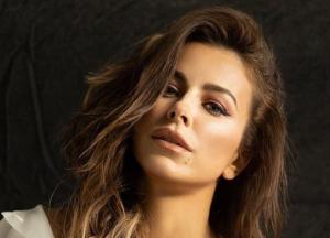 Ани Лорак своей грудью вызвала споры в сети  (фото)