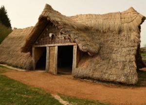 Археологи воссоздали дом каменного века 