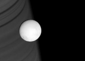 Астрономы NASA показали замерзшую поверхность луны Сатурна (фото)