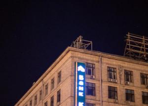 В Киеве парень пять часов просидел на краю крыши, угрожая спрыгнуть (видео)