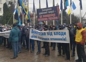 В Киеве под Офисом президента проходят митинги