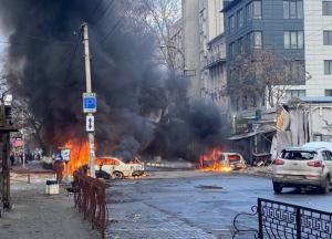 У Херсоні після вранішнього обстрілу дуже багато жертв і руйнувань: Зеленський опублікував моторошні фото