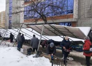 В Киеве на головы людей упал железный навес (фото)