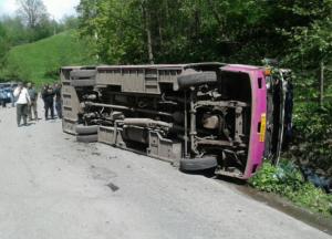 На Закарпатье перевернулся автобус, есть жертвы (фото)