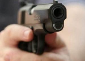 В центре Киева мужчина начал стрельбу из-за просьбы надеть маску