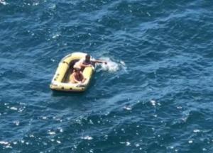 В Приморске отдыхающих унесло на километр в море на надувной лодке