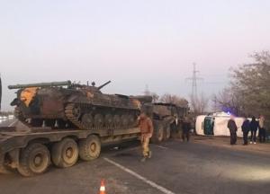 В Одесской области бус попал в ДТП с военным тягачом (фото)