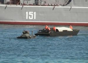 В Севастополе на репетиции российского морского парада заглох бронетранспортер (видео)
