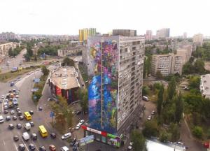 В Киеве ради рекламы закрасили знаменитый мурал "Красавица и птица", созданный американским художником  (фото)