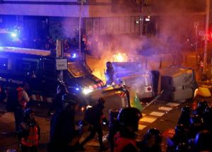 Применяли резиновые пули: 60 человек пострадали во время столкновения с полицией в Барселоне (фото)