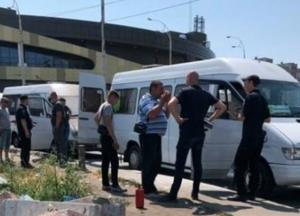 В Киеве маршрутку закидали "коктейлями Молотова" (видео)