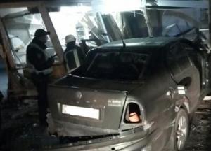 На Днепропетровщине автомобиль въехал в магазин, есть пострадавшие