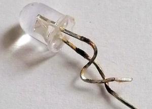 Во Львове 4-летний мальчик проглотил лампочку из гирлянды