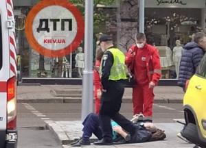 В Киеве авто от удара в ДТП вылетело на тротуар и снесло пешехода (фото)