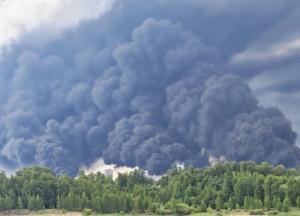 По-багатому: у Рибінську завдяки ЗСУ нафтопродукти у річці, мазутний дощ, а на подвір’ях усе в нафті (відео)