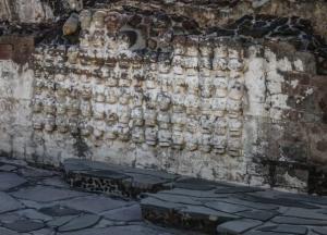 Археологи обнаружили новую часть ацтекской башни черепов в Мехико