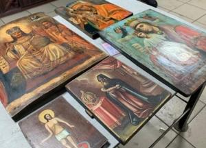 Жительницу Запорожья задержали за контрабанду икон в РФ (фото)