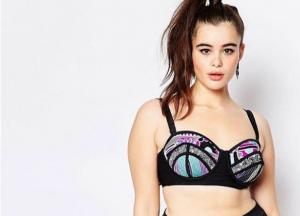 «Резиновая Барби»: плюс-сайз-модель выбрала неудачное платье из латекса (фото)