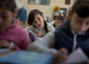 Ударила книгой по голове: на учительницу открыли дело