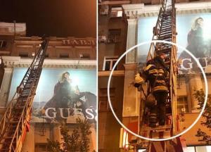 Спасатели Харькова сняли с крыши юных любительниц экстрима (видео, фото)