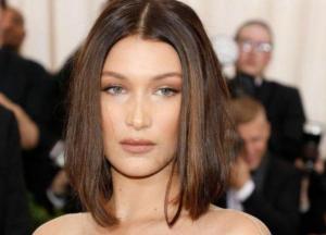 Самая красивая женщина в мире показала селфи топлес (фото)