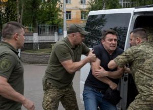 ТЦКшник зламав руку чоловікові та намагався засунути в бус, хоча знав, що той не підлягає мобілізації