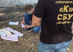 На Днепропетровщине задержали прокурора, швырявшего деньги в окно (фото)
