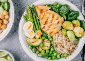 Поздние ужины и желание похудеть совместимы: что из вкусного можно съесть перед сном