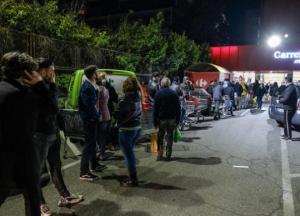 Итальянцы в панике штурмуют магазины из-за корнавируса (фото)