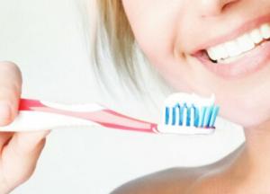 Стоматологи назвали продукт, который может заменить чистку зубов