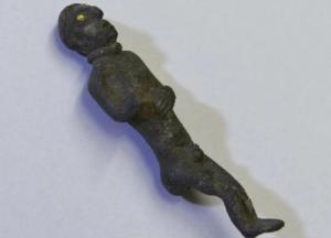 Археологи обнаружили древнюю статуэтку с золотыми глазами