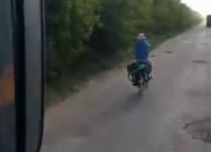 На трассе Днепр-Николаев велосипедист обгоняет автомобили (видео)