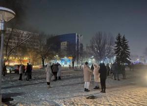 У Китаї стався потужний землетрус, люди повибігали з квартир на вулиці (відео)