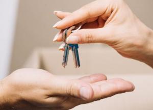 В Украине сироты старше 23 лет получили право на жилье вне очереди