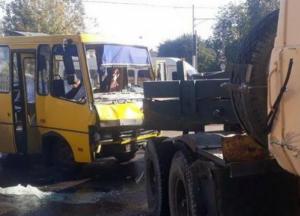 В Днепре столкнулись маршрутка и фура: пострадали более 10 человек (фото)