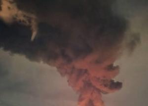 Ізраїль гатить по нафтосховищах Ірану, у відповідь прилетіло по нафтопереробному заводу в Хайфі (відео)