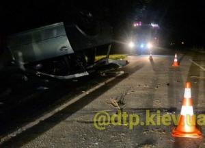 Под Киевом перевернулось авто с детьми, есть жертвы (фото)
