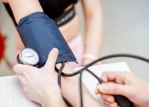 Кардиологи назвали два признака высокого давления, появляющихся на лице