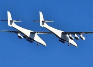 В США успешно испытали двухфюзеляжный самолет (видео)
