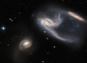 Hubble обнаружил три сталкивающиеся галактики